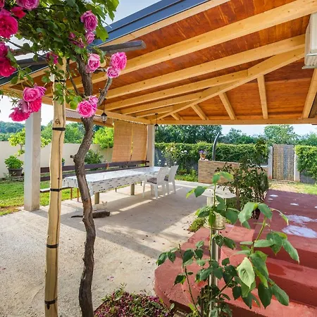 Charming House With Beautiful Garden And Grill *