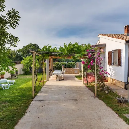 Charming House With Beautiful Garden And Grill *