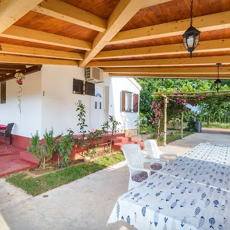 Holiday home Charming House With Beautiful Garden And Grill