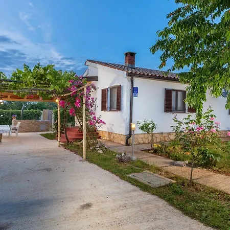 Casa vacanze Charming House With Beautiful Garden And Grill Loborika