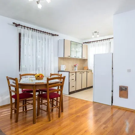 Charming House With Beautiful Garden And Grill Semesterbostad